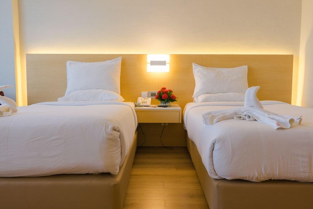 Hotel Gemini Continental, Hazratganj 4*