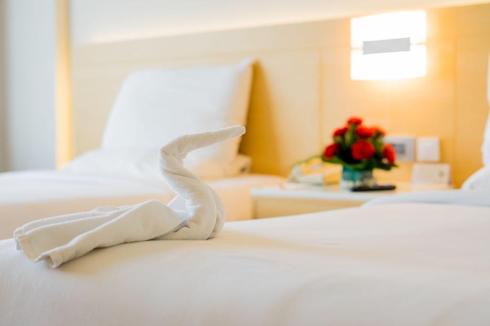 Gemini Continental, Hazratganj 4*