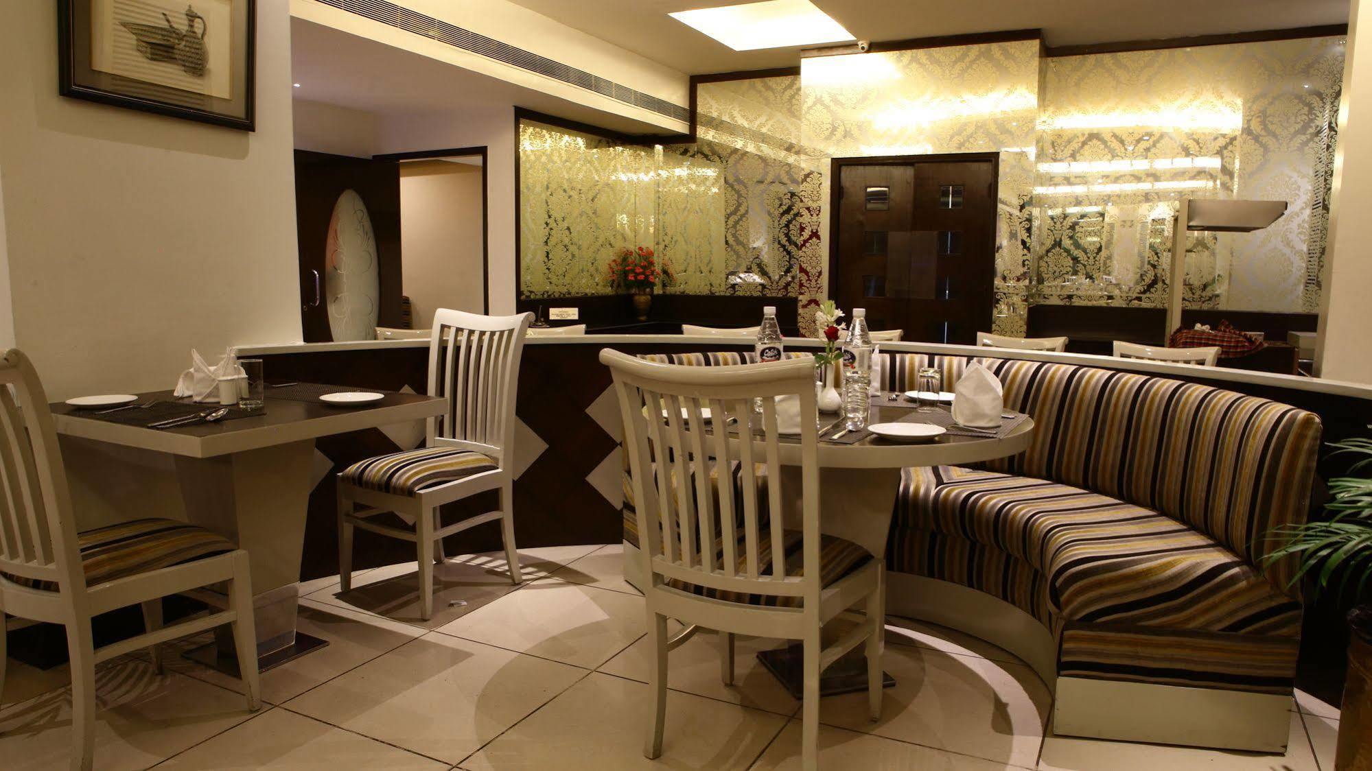 Gemini Continental, Hazratganj 4*