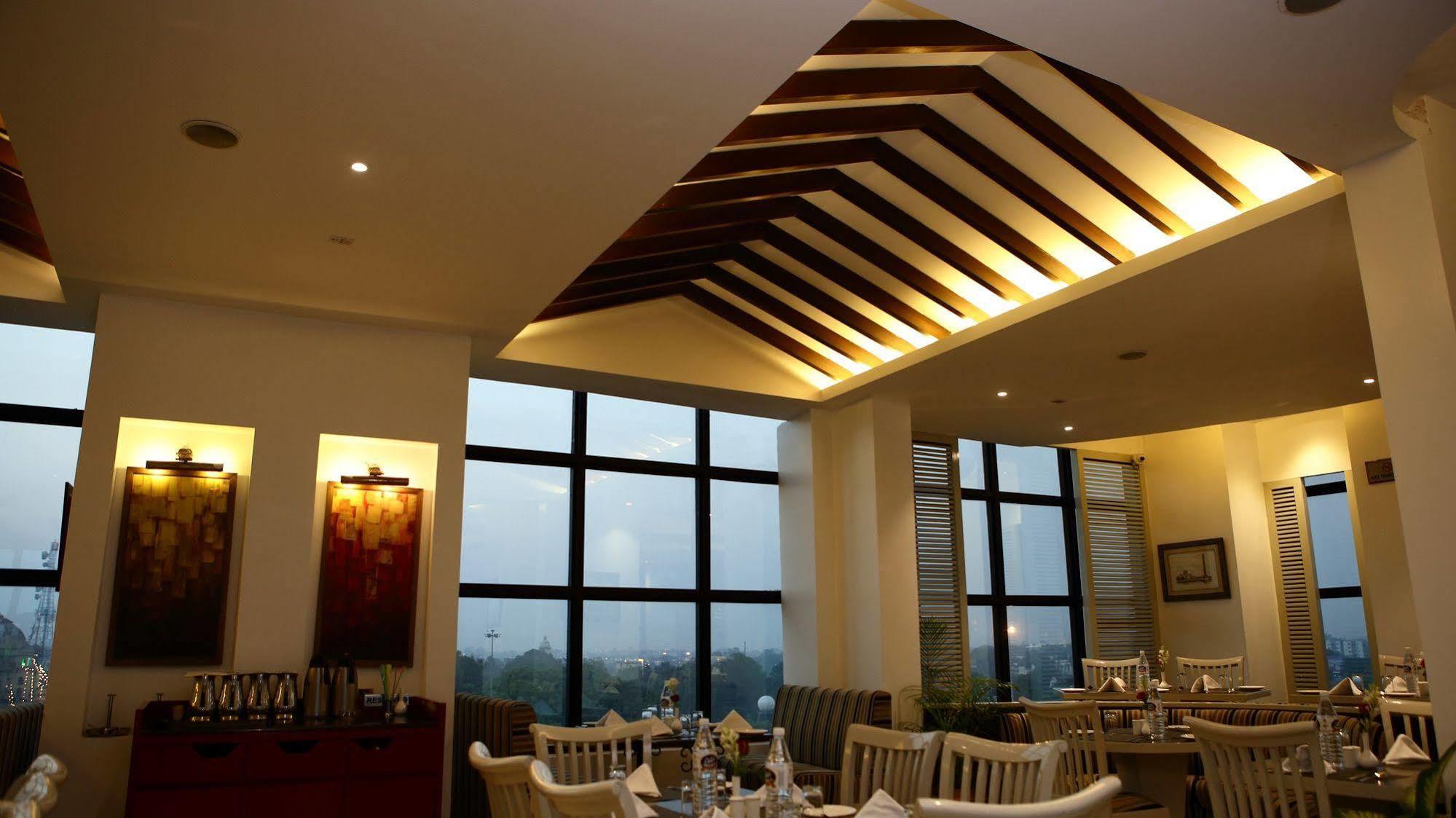 Gemini Continental, Hazratganj 4*